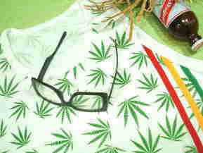 マリファナ柄のタンクトップ　ガンジャのＴシャツ　マリファナのＴシャツ　MARIJUANA Tshirt　大麻Ｔシャツ