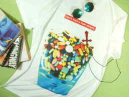 hbOsVc@TVc@LSD@Ł@sVc@Ё@GNX^V[@DRUG T-shirt@܂sVc