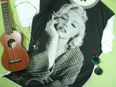 }[̂sVc@}sVc@}[̂sVc@Marilyn Tshirt